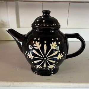 Black ceramic tea pot